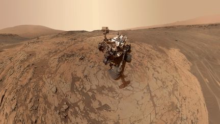 Le robot Curiosity sur le site de&nbsp;Mojave, sur la plan&egrave;te Mars, dans un clich&eacute; rendu public le 24 mars 2015 par la Nasa, l'agence spatiale am&eacute;ricaine. ( NASA / JPL-CALTECH)