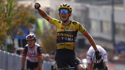 Le Néerlandais Koen Bouwman (Jumbo-Visma) célèbre sa victoire sur la septième étape du Giro, le 13 mai 2022. (LUCA BETTINI / AFP)