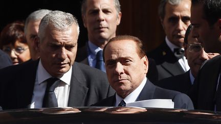 Silvio Berlusconi quittant le S&eacute;nat, &agrave; Rome (Italie), le 2 octobre 2013. (REMO CASILLI / REUTERS)