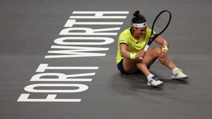 La détresse de la Tunisienne Ons Jabeur, lors de son premier match en carrière au Masters, le 31 octobre 2022 à Fort Worth au Texas. (MATTHEW STOCKMAN / GETTY IMAGES NORTH AMERICA)