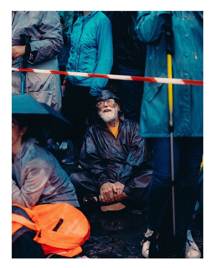 Un homme dans la foule lors de la cérémonie d'ouverture des Jeux olympiques, le 26 juillet 2024. (ODIEUX BOBY / INSTAGRAM)