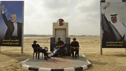 Des membres de la branche arm&eacute;e du Hamas se pr&eacute;parent &agrave; la visite de l'&eacute;mir du Qatar (photo de droite) &agrave; Khan Youn&egrave;s (bande de Gaza), le 22 octobre 2012. (IBRAHEEM ABU MUSTAFA / REUTERS)