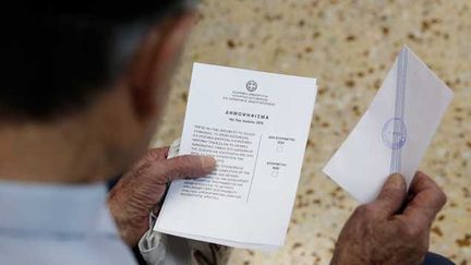 &nbsp; (Un électeur grec tient entre ses mains le bulletin de vote d'un référendum qui s'annonce crucial pour son pays © REUTERS/Christian Hartmann)