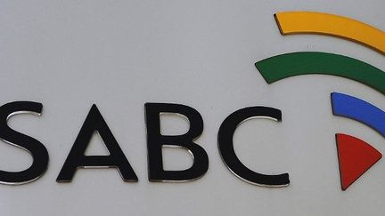 Le logo de la télévision publique sud-africaine SABC ( South African Broadcasting Corporation) (STEPHANE DE SAKUTIN / AFP)