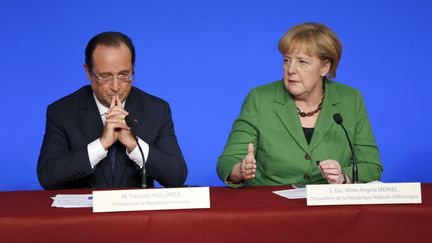 Fran&ccedil;ois Hollande et Angela Merkel, la chanceli&egrave;re allemande, le&nbsp;12 novembre 2013 &agrave; Paris lors d'un sommet europ&eacute;en consacr&eacute; &agrave; l'emploi des jeunes &agrave; l'Elys&eacute;e. (THOMAS SAMSON / AFP)