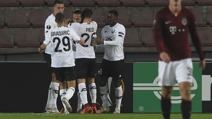 Les joueurs de Lille fêtent l'ouverture du score face au Sparta Prague, en République tchèque, le 22 octobre. (MICHAL CIZEK / AFP)