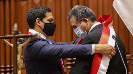 Manuel Merino (à droite) devient président de la République, mardi 10 novembre 2020 à Lima (Pérou). (ANDINA / AFP)