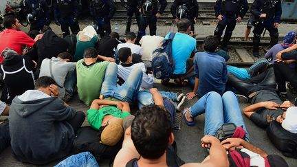 Budapest : les migrants manifestent devant la gare