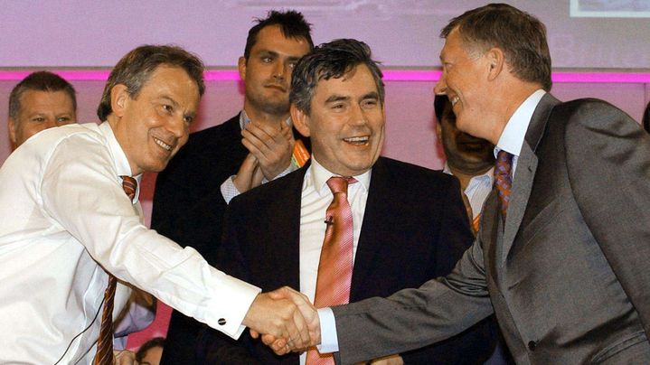 L'entra&icirc;neur de Manchester United, Alex Ferguson, serre la main de Tony Blair, premier ministre britannique, sous les yeux de Gordon Brown, alors ministre des Finances, le 11 avril 2005. (STEFAN ROUSSEAU/AP/SIPA / PA)