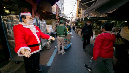 Sur un marché de Tokyo (Japon) le 8 décembre 2020 (KAZUHIRO NOGI / AFP)