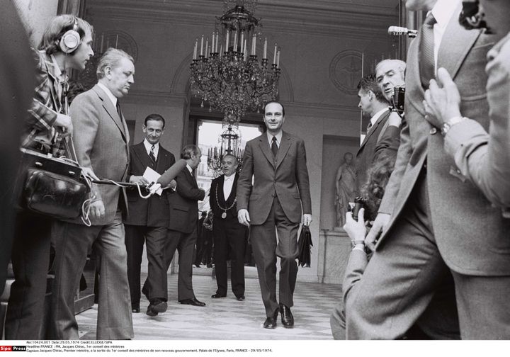 Jacques Chirac à la sortie du premier Conseil des ministres de son nouveau gouvernement, à l'Elysée, le 29 mai 1974. (ELLIDGE / SIPA)