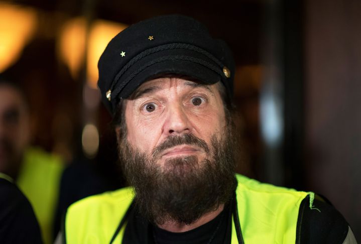 Le chanteur et "gilet jaune", Francis Lalanne, annonce la création d'une liste "gilet jaune" pour les européennes, le 17 décembre 2018, à Paris.&nbsp; (ERIC FEFERBERG / AFP)