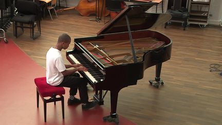 Samuel Apoutou, jeune prodige de piano jazz de Chalon-sur-Saône admis dans une grande école de musique de Boston (France 3 Bourgogne)