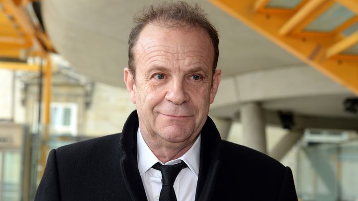 Fran&ccedil;ois-Marie Banier quitte le&nbsp;tribunal de Bordeaux (Gironde),&nbsp;le 25 f&eacute;vrier 2015, apr&egrave;s une audience au proc&egrave;s Bettencourt. (JEAN-PIERRE MULLER / AFP)