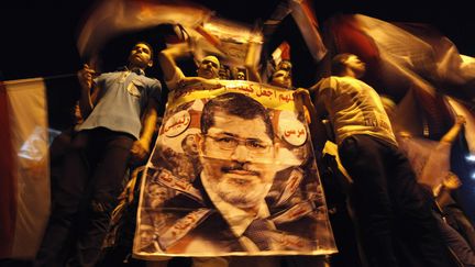 Des partisans des Fr&egrave;res musulmans brandissent des portraits du pr&eacute;sident d&eacute;chu Mohamed Morsi, le 12 juillet 2013 au Caire (Egypte). (MOHAMED ABD EL GHANY / REUTERS)