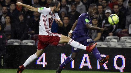 Max Gradel (Toulouse) face ) Jérôme Hergault (Ajaccio) (PASCAL PAVANI / AFP)