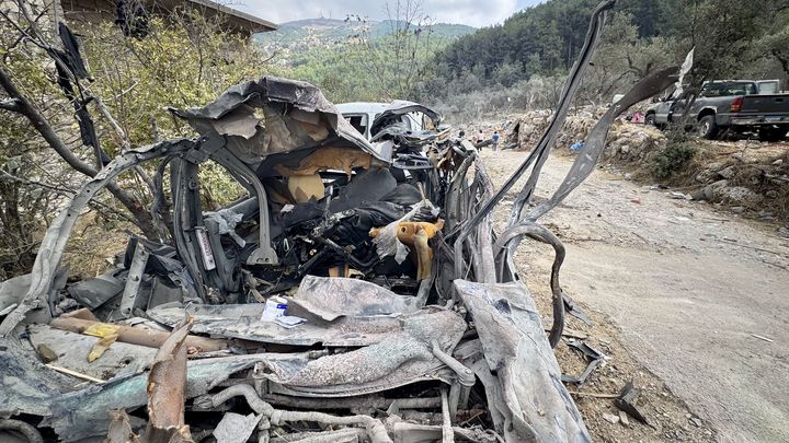 Des voitures ont été détruites par l'explosion qui a touché le village d'Aïto le 14 octobre 2024. (SEBASTIEN SABIRON / RADIO FRANCE)