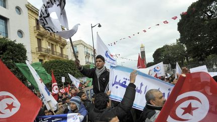 Des partisans d'Ennhada manifestent &agrave; Tunis, le 9 f&eacute;vrier 2013.&nbsp; (FETHI BELAID / AFP)