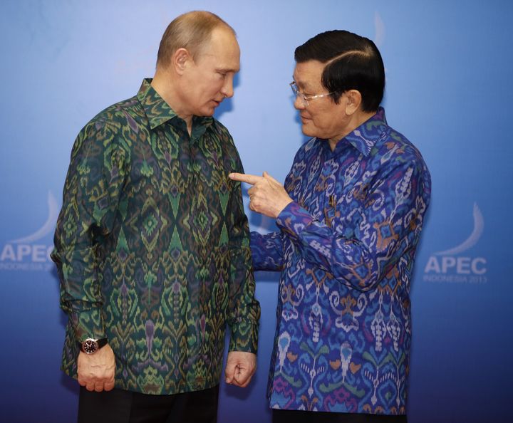 Le pr&eacute;sident russe Vladimir Poutine et le Premier ministre vietnamien&nbsp;Nguyen Tan Dung, le 7 octobre 2013 &agrave; Bali (Indon&eacute;sie). (DITA ALANGKARA / AFP)