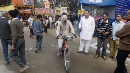 Nomades, les sadhus se déplacent traditionnellement à pied. Certains, comme celui-ci, choisissent de vivre nus et recouvrent leur corps de cendres, un symbole de mort mais aussi de renaissance. (Saikat Paul/Pacific Press/SIPA)