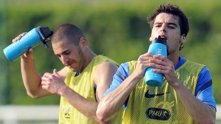 Karim Benzema et Yoann Gourcuff, le 24 mai 2012,&nbsp;lors d'un entra&icirc;nement avec l'&eacute;quipe de France &agrave; Clairefontaine (Yvelines). (FRANCK FIFE / AFP)