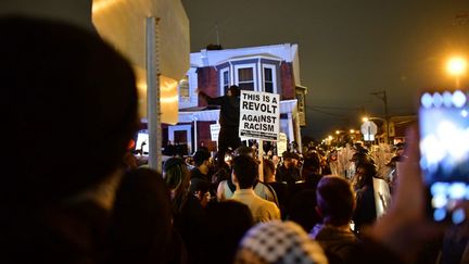 Des manifestants réunis pour protester contre les violences policières à la suite de la mort de Walter Wallace Jr à Philadelphie (Etats-Unis), le 27 octobre 2020. (MARK MAKELA / GETTY IMAGES NORTH AMERICA / AFP)