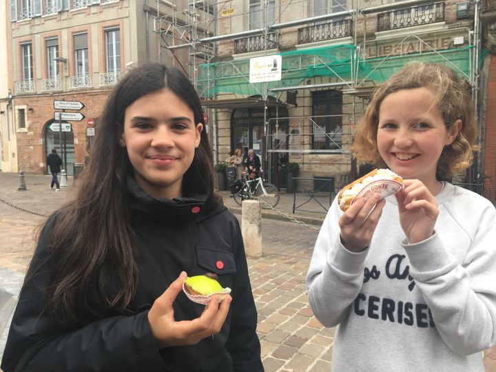 Alice et Violette dégustent les pâtisseries de chez Conté, rue Croix-Baragnon, à Toulouse. (INGRID POHU / RADIO FRANCE)