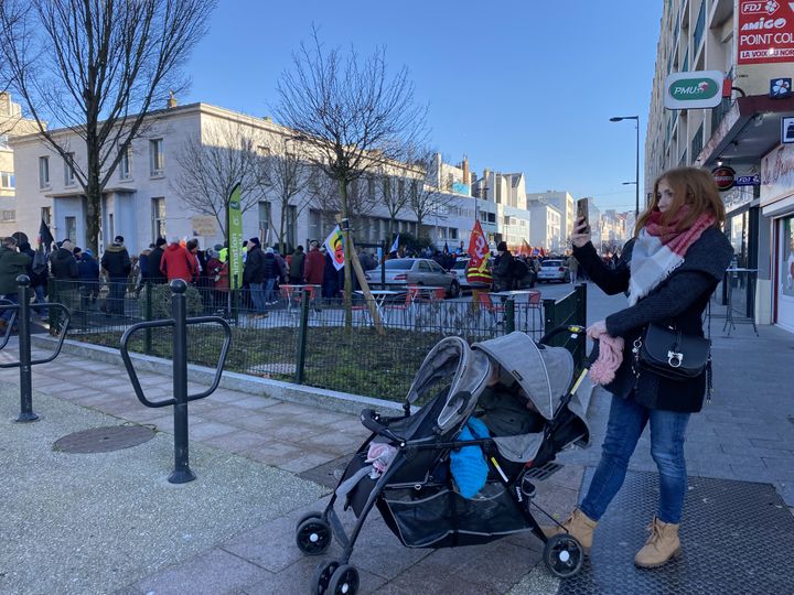 Daisy Ezeque observes the procession against the pension reform in the city center of Boulogne-sur-Mer (Pas-de-Calais), February 7, 2023. (RAPHAEL GODET / FRANCEINFO)