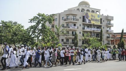 Des participants de la marche blanche, le 10 septembre 2016 à Libreville (Gabon). (STEVE JORDAN / AFP)