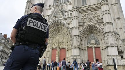 Un agent de police devant la cathédrale de Nantes (Loire-Atlantique), le 28 juillet 2016.&nbsp;
 (FRANCK DUBRAY / MAXPPP)