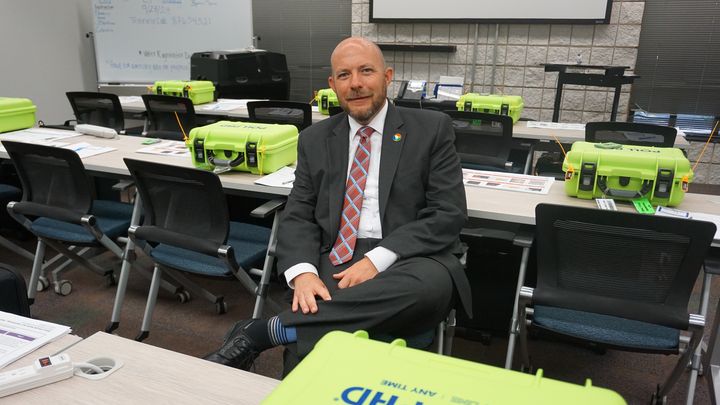 Zach Manifold, superviseur des élections dans le comté de Gwinnett, avant une session de formation d'assesseurs à Lawrenceville, le 23 septembre 2024. (MARIE-VIOLETTE BERNARD / FRANCEINFO)