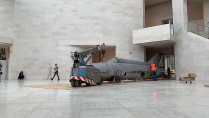 Le Mig soviétique installé dans le Mudam.&nbsp; (FRANCEINFO)