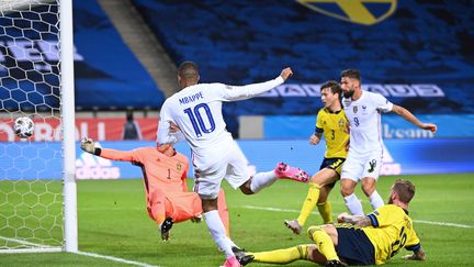 Kylian Mbappe ouvre le score face à la Suède, samedi 5 septembre, dans un stade silencieux sans spectateurs. (JONATHAN NACKSTRAND / AFP)