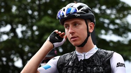 Tadej Pogacar au départ de la 14e étape du Tour de France, le 15 juillet 2023 à Annemasse. (ANNE-CHRISTINE POUJOULAT / AFP)