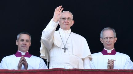 Le pape François lors de la bénédiction "Urbi et Orbi", le 25 décembre 2017. (ANDREAS SOLARO / AFP)