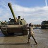 Un char de combat Leclerc de l'armée française, stationné au camp militaire de Cincu (Roumanie), le 8 décembre 2022. (FREDERIC PETRY / HANS LUCAS VIA AFP)