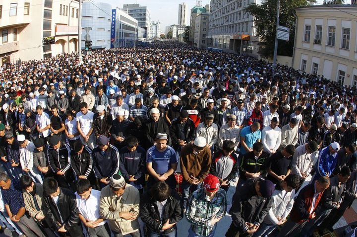 Musulmans attendant la prière du matin le jour de l'Aid el-Fitr près de la Grande Mosquée de Moscou, le 30 août 2011. (REUTERS / Mikhail Voskresensky )