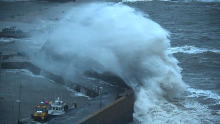 Les vagues s'écrasent sur le port de Stonehaven, sur la côte est de l'Ecosse (Royaume-Uni), le 19 octobre 2023. (ANDY BUCHANAN / AFP)
