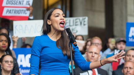 États-Unis : Alexandria Ocasio-Cortez, benjamine du Congrès, fait sensation