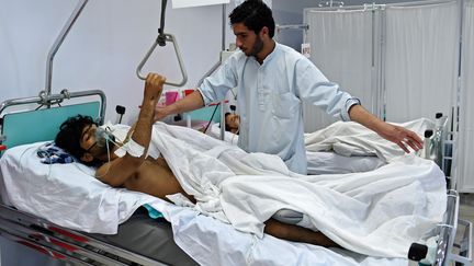 Un membre du personnel de MSF bless&eacute; dans le bombardement de l'h&ocirc;pital de Kunduz (Afghanistan) est soign&eacute;, le 5 octobre 2015. (WAKIL KOHSAR / AFP)