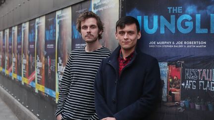 Les auteurs Joe Murphy et Joe Robertson devant le Young Vic Theatre de Londres (22 décembre 2017)
 (Daniel Leal-Olivas / AFP)