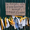 Parents of students at the Marengo school in Toulouse (Haute-Garonne) attached ribbons to the gate of the establishment to symbolize absenteeism and lost school days, January 28, 2023. (PATRICK BATARD / HANS LUCAS / AFP)