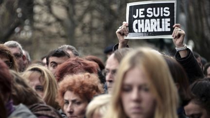 Une personne brandit un panneau "Je suis Charlie" alors qu'un rassemblement a lieu &agrave; Strasbourg (Bas-Rhin). (FREDERICK FLORIN / AFP)