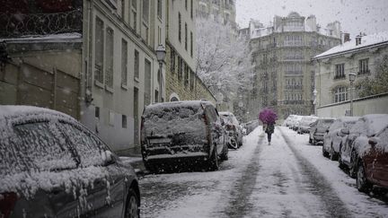 Une femme au milieu de la rue, dans la neige, le 11 novembre 2024, à Paris. (ERIC BRONCARD / HANS LUCAS / AFP)