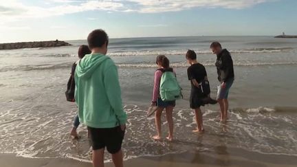 Après une première semaine de vacances timide, les professionnels du tourisme retrouvent le sourire ces jours-ci.&nbsp;Grâce aux douces températures inhabituelles pour la saison, les bords de mer ont retrouvé les vacanciers, mardi 1er novembre. Reportage à la&nbsp;Grande-Motte, dans l'Hérault.&nbsp; (FRANCE 2)