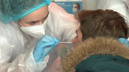 Coronavirus : campagne de dépistage massif dans quatre villes (France 2)