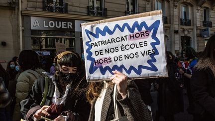 Une manifestation contre les violences sexistes et sexuelles dans l'enseignement supérieur, le 6 mars 2021 à Paris.&nbsp; (SADAK SOUICI / LE PICTORIUM / MAXPPP)