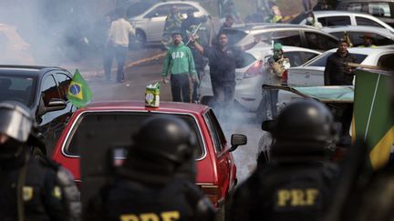 Des&nbsp;manifestants pro-Bolsonaro bloquent l'autoroute BR-116 à&nbsp;Novo Hamburgo,&nbsp;dans le&nbsp;sud-est du Brésil, le 1er novembre 2022.&nbsp; (SILVIO AVILA / AFP)