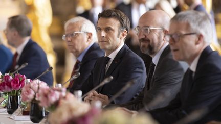 Le président français Emmanuel Macron, entouré de Charles Michel,&nbsp;président du Conseil européen (à droite sur la photo), et de&nbsp;Josep Borrell,&nbsp;haut représentant de l'Union européenne pour les affaires étrangères (à gauche),&nbsp;au sommet des dirigeants européens au château de Versailles (Yvelines), le 11 mars 2022.&nbsp; (IAN LANGSDON / POOL / AFP)