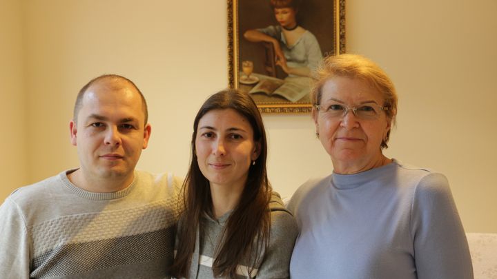 Halyna Boyarski (à droite) accompagnée de Yanyna et Dima, des Ukrainiens membres de sa famille qu'elle a hébergés pendant six mois, le 30 janvier 2022 à Sutton (Royaume-Uni). (VALENTINE PASQUESOONE / FRANCEINFO)